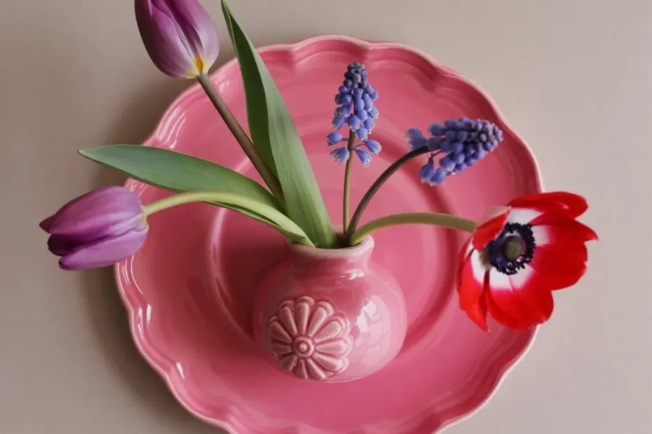 Scalloped ceramic wall plate with tulip, hyacinth & anemone arrangement 🌷