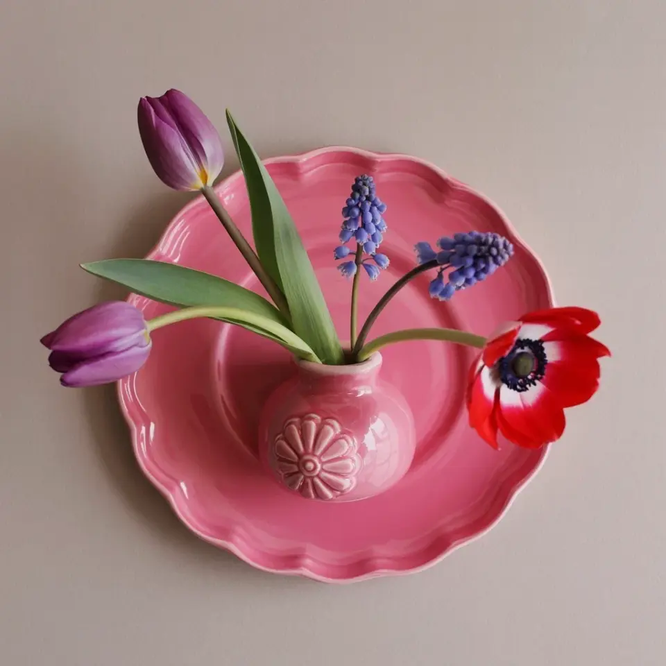 Scalloped ceramic wall plate with tulip, hyacinth & anemone arrangement π·